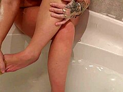 المرأة الناضجة تنظف أصابع قدميها بشكل حسي