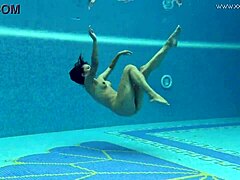 سازان، الأم الأوروبية الرائعة، تلتقط لقطات جنسية تحت الماء.