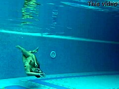 Sazan, ohromující evropská MILFka, natáčí erotické záběry pod vodou
