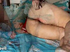 Mama indiană cu sâni mari se murdărește pe cameră ascunsă