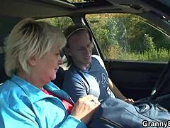 Wanita tua menikmati seks dalam kereta dengan anak tiri