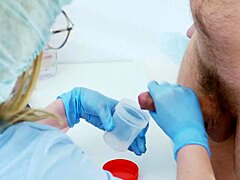 Зрелая медсестра помогает пациенту с анализом спермы, мастурбируя и массируя простату