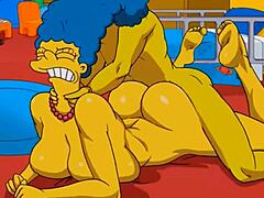 Marge, la ama de casa, experimenta un intenso placer mientras recibe semen caliente en su culo y eyacula en varias direcciones. Este anime sin censura presenta a personajes maduros con grandes culos y grandes tetas