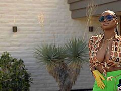 Nyla, den svarta Playboy-modellen, visar upp sina stora naturliga bröst i en solo-föreställning