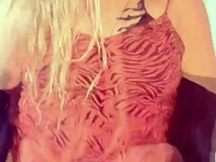 Dusná blondínka tancuje twerk v spodnej bielizni