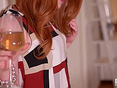 Ella Hughes, seorang berambut merah yang sensual, memuaskan dirinya dengan dildo kristal dalam video yang eksplisit