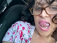 Η ώριμη ομορφιά της Καραϊβικής Anna Marias απολαμβάνει μόνη της στο όχημά της