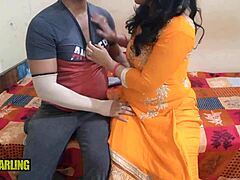 La ama de casa madura Punjabi seduce a su hijastro con pantalones cortos traviesos y una mamada audaz