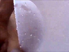 Таня, любительница, делает невероятный оральный секс под душем
