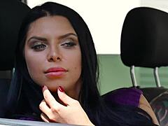 ملكة كيرا الميلف تمارس الجنس مع مؤخرتها الكبيرة بواسطة سائق سيارة أجرة