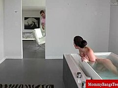 Vanhempi äiti jäi kiinni nauttimasta kylvyssä