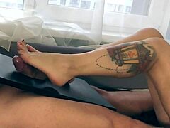 Amaterska MILF daje seksi nalogo s svojimi nogami