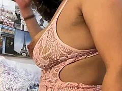 De Cubaanse pornoster Anna Maria plaagt in gescheurde roze lingerie