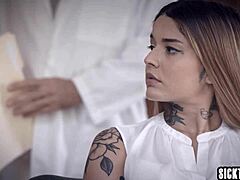 Latina Vanessa Vega face sex în fața doctorului pentru a plăti tratamentul medical