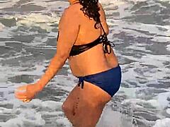 Най-горещата порнозвезда на Маями Бийч показва големите си гърди и се чука