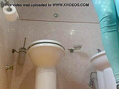 Uma câmera escondida de uma mãe com um grande traseiro a captura a peidar na casa de banho