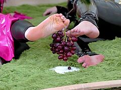 Возбужденные красивые толстые женщины наслаждаются поклонением ногам с красивыми ногами Арии Грандер