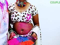 Amateur Indiaanse moeder met grote borsten wordt geneukt op Happy Holi