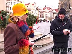 Staršia žena si užíva psí štýl s mladým mužom v Prahe