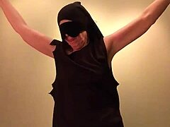 Hårig mogen nunna förödmjukad och avklädd i en BDSM-scene