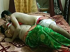 Indisk stemor og hennes tenåringsstudent engasjerer seg i dampende fitte-knull