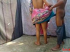 Una bambina bengalese amatoriale indossa un sari rosa per il Holi e diventa cattiva sulla webcam