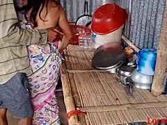 Interracial-Küchensex-Video mit einem indischen Amateurpaar und einem Freund