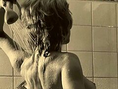 Secretele de familie tabu de școală veche: un videoclip porno vintage cu o femeie matură