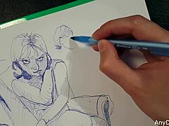 Μια σέξι έφηβη με μεγάλα βυζιά και πισινό χρησιμοποιεί ένα στυλό σφραγίδας για γρήγορη καλλιτεχνική απόλαυση