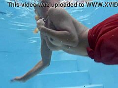 Luonnollisia rintoja omaava blondi milfi esittelee vartaloaan uima-altaassa