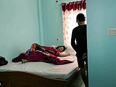 Съпругата на индийски Нри изневерява на съпруга си с момче доставчик на храна за горещ междурасов секс