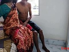 Een moeder met een rode sari krijgt haar vagina geneukt door een jonge man in een kleine kamer