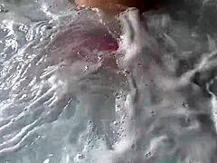 Curvy moeder in tanga bikini wordt nat en wild in een openbare hot tub