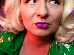Blond milf dominuje z surowymi instrukcjami powolnego masturbacji w filmie POV