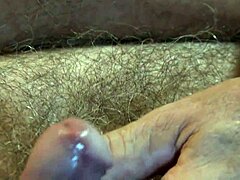 El pene cubierto de semen de un hombre maduro recibe un buen masaje