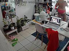 Une belle-mère mexicaine aux courbes devient coquine devant une caméra de sécurité cachée