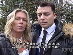 Claudia Mac, en tysk MILF, bliver kneppet i doggystyle til gengæld for penge