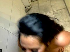 אשלי קאמסטאר, חובבת גרמנית, מתמודדת עם אתגר גרון עמוק במקלחת