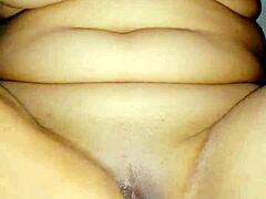 Amatör indisk milf med stora bröst ger en intensiv oralsexsession