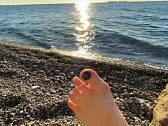 Mistress Lara palvoo jalkojaan ja leikkii varpaillaan rannalla
