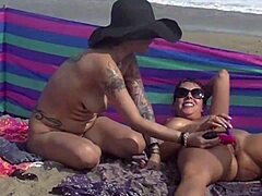 セクシーなエキシビショニストカップルがビーチで裸を披露する