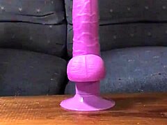 Una milf excitada usa juguetes para alcanzar el orgasmo mientras monta un consolador