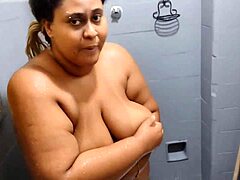 Sisarpuoli harrastaa seksiä poikapuolensa kanssa, kun hän käy suihkussa