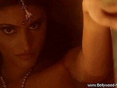 La belleza india muestra sus movimientos sensuales en un video softcore