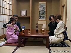 Хардкор секс и фетиш игра в японска оргия на четирима