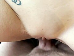 Uma mulher loira peituda recebe um tratamento facial depois de se masturbar na casa de banho