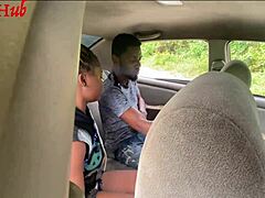 Eine vollbusige ebenholzschöne Frau wird in einem Taxi gefickt