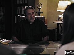 Un prêtre plus âgé se livre à des relations sexuelles sales avec une milf chaude aux gros fesses