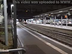 Busty blonde tyskere har dampende sex på en offentlig togstation