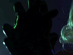 Arya Grander, una dominadora vestida de látex, seduce con sus habilidades de sonido para una sesión de fetichismo de Halloween